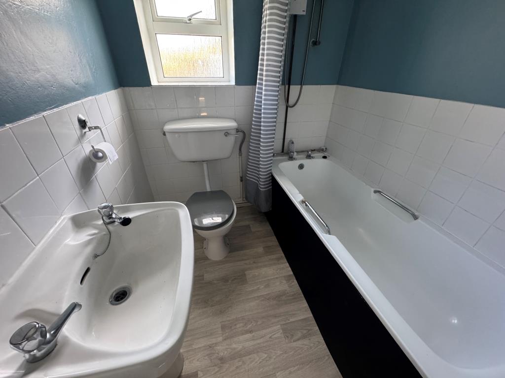 Lot: 75 - END-TERRACE TWO-BEDROOM COTTAGE IN VILLAGE LOCATION - Bathroom